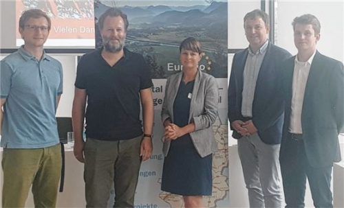 David Schmidtner, Klimaschutzmanager Bernau/Aschau, Christian Fechter von der LAG Chiemgauer-Seenplatte, Esther Jennings von der Euregio Inntal-Chiemsee-Kaisergebirge-Mangfalltal, Reinhard Jennewein von den Stadtwerken Wörgl und Sebastian Pihan von der LAG Mangfalltal-Inntal (von links) berichten von ihren Erfahrungen mit Klimaschutz-Projekten. Foto re