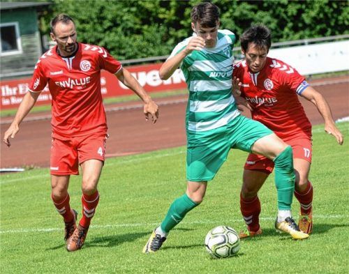 Den Ball behauptet: Rosenheims Angreifer Irfan Selimovic im Duell mit den Passauern Benedikt Buchinger (links) und Kapitän Christian Wimmer.Foto Ruprecht