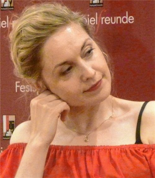 Den „Freunden der Salzburger Festspiele“ gab die neue „Buhlschaft“ Valery Tscheplanowa im hellroten Bühnen-Kleid Auskunft zu ihrer neuen Rolle. Foto Gärtner