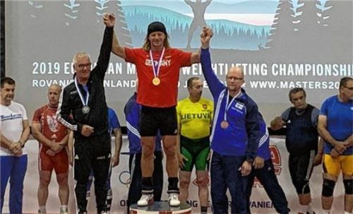 Der 60-jährige Michael Pagels (Mitte) wurde Europameister im Gewichtheben.