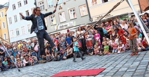 Der Akrobat: Andy Snatch aus England balanciert nicht nur auf Seilen, sondern jongliert auch mit heißen und scharfen Objekten. Fotos re