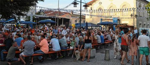 Der Alte Rathausplatz, Kolbermoors gute Stube, war gut besucht und die Besucher feierten bei bestem Wetter das Kolbermoorer Bürgerfest.Fotos Sedlbauer