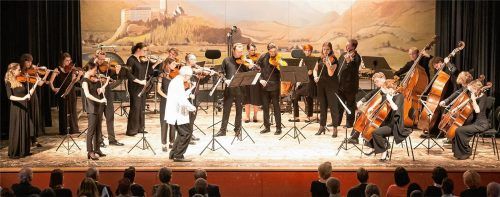Der Altmeister inmitten seines jungen Kammermusikensembles: Gidon Kremer (Mitte, im weißen Hemd) und die Kremerata Baltica. Foto re