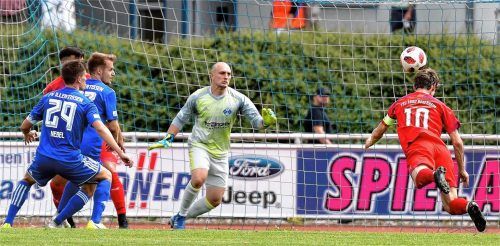 Der Ausgleichstreffer zum 1:1 für 1860 Rosenheim durch den Flugkopfball von Christoph Wallner (rechts).Foto Hörger