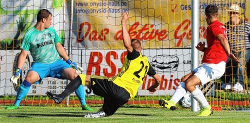 Der Beginn des Wasserburger Torreigens: Robin Ungerath (rechts) trifft nach einer Haas-Freistoßflanke zum 1:0 für die Gäste.Foto Butzhammer