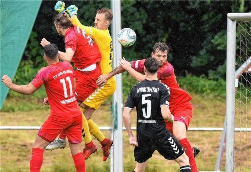 Der Führungstreffer im Inn/Salzach-Duell: Moritz Moser (Zweiter von links) ist vor Wacker-Keeper Ludwig Zech am Ball und köpft zum 1:0 ein. Rechts Christoph Wallner, der später zwei Tore erzielte.Fotos Ziegler