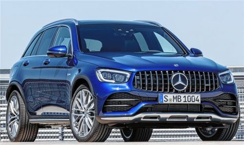 Der neue Grill mit senkrechten Chromspangen sorgt für eine neue Optik. Foto ampnet/Mercedes