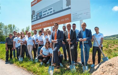 Der neue Standort der Primo GmbH in Aschau-Werk: Gemeinsam mit der ganzen Belegschaft und Aschaus Bürgermeister Alois Salzeder (Zweiter von rechts) gaben Geschäftsführer Thomas Wintersteiger (Vierter von rechts im Vordergrund) und sein Vater und Firmengründer Herbert Wintersteiger mit dem symbolischen Spatenstich den Startschuss für den Neubau. Zum Gesamtprojekt gehören Pool, Sauna, Fußballplatz und Fitnessraum für die Mitarbeiter, Leistungen, die für eine Firma dieser Größe nicht selbstverständlich sind.Foto  Primo