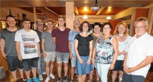 Der neue Vorstand des Turn- und Sportvereins Großkarolinenfeld mit (von links) Thomas Klein, Michael Strauß, Franz-Josef Niedermaier, Fabian Feige, Patrik Weiß, Manfred Jäger, Silke Ritter, Nicole Lurtz, Gabi Kink, Monika Stöcklhuber und Vorsitzendem Siegfried Strehle. Foto Greiner