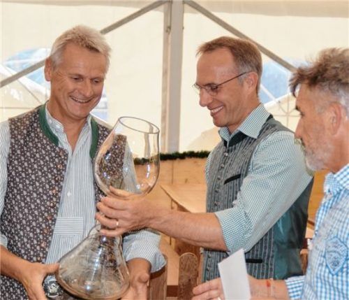 Der Profi und der Pokal: Franz Lohr (links), stellvertretender Leiter der Polizeiinspektion, freute sich über den Sieg beim Promischießen. Bürgermeister Robert Pötzsch und Wiesnorganisator Norbert Meindl gratulierten.Foto  Grundner
