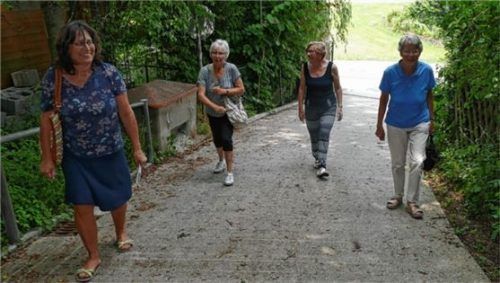 Der Weg zum Friedhof ist für Senioren oft einfach zu steil. Eine Bank zum Ausruhen brachten die Seniorinnen ein bei einer Ortsbegehung mit Senioren- und Behinderten-Beauftragter Petra Jackl (links). Foto Bachmaier