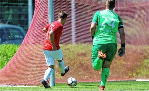 Der zweifache Wasserburger Torschütze Michael Barthuber trifft hier zum 2:0. Foto Butzhammer