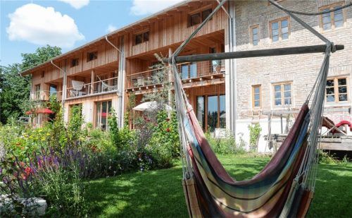 Deutlich sieht man die Reihenhaus-Struktur auf der Vorderseite des Gabriel-Hofs: Stein neben Holz und viel Grün davor. Innen ist jedes Haus anders gestaltet – so wie es die Bewohner wünschen. Fotos re