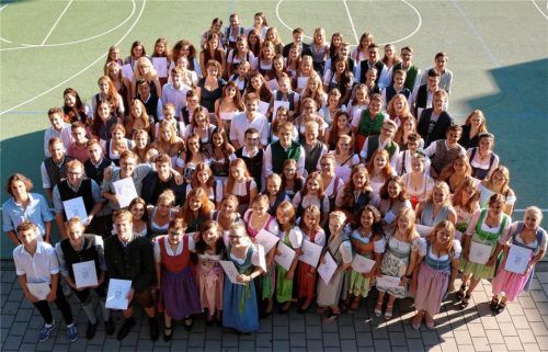 Die Abiturienten des Ignaz-Günther-Gymnasiums präsentieren stolz ihre Zeugnisse. Foto re