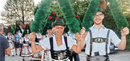 Die aktiven Dirndln und Buam des Bernauer Trachtenvereins haben den Sterntanz für das Gaufest auf ungewöhnliche Art geprobt. Sie holten die Sterne für die 16 Paare im Vereinslokal, dem Gasthof Kampenwand, ab und marschierten mit Ziachmusik voraus zum Festzelt an der Bernauer Turnhalle. „Das war gleich eine gescheite Marschprobe“, so Vorplattler Franzi Weingartner. Foto Hötzelsperger