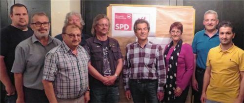 Die Arbeitsgemeinschaft für Arbeitnehmerfragen (AfA) der SPD Waldkraiburg steht (von links): Ingo Sczodruch, Richard Fischer (Vorsitzender), Gert Hilger (Schriftführer), Bernd Wegmann, Günter Ott (stellvertretender Vorsitzender), AfA-Bundesvorsitzender Klaus Barthel, SPD-Unterbezirksvorsitzende Angelika Kölbl, Peter Schmid-Rannetsperger und Hüseyin Cobuk. Nicht auf dem Bild: Vorstandsmitglied Kurt Dobrauer.Foto  rath