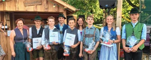 Die ausgezeichneten Jungmusiker (von links): Maria Adolff-Hochreiter, Christian Adolff, Tobias Brunner, Simon Ladner, Leopold Berger, Sandra Lockowandt, Simon Lockowandt, Julia Strobl und Paul Dandlberger.Foto re