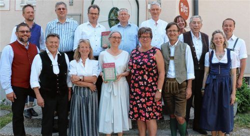 Die Autoren und Verantwortlichen für das neueste Buch zum Müllner Peter: Dr. Margot Hamm vom Haus der Bayerischen Geschichte (erste Reihe, Vierte von links) und Bürgermeisterin Monika Schmid (erste Reihe, Fünfte von links) stellen die Autoren des Buches, die Verantwortlichen vom Freundeskreis Müllner Peter von Sachrang, vom Müllner Peter Museumsverein und von der Gemeinde Aschau bei der Präsentation in der Alten Schule vor. Foto rehberg