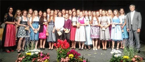 Die Besten: Diese Schülerinnen der Mädchenrealschule, die mit einer Eins vor dem Komma abgeschlossen haben. Foto MRS