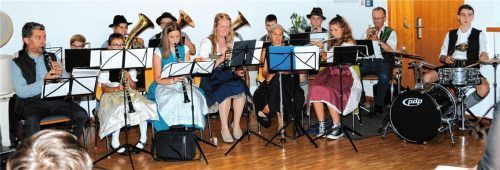 Die Bläsergruppe besteht aus Schülern beider Schulen.Foto reischl-zehentbauer