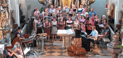 Die Chorgemeinschaft Pfaffenhofen eröffnete in der Pfarrkirche die Festlichkeiten zum 100-jährigen Bestehen der Frauengemeinschaft mit dem Konzert „Zwischen Himmel und Erde“.Foto re