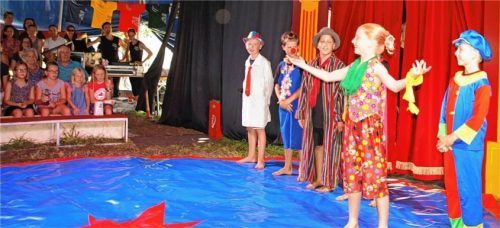 Die Clowns bei ihrer launigen Begrüßung in der ausverkauften Zirkusmanege.Fotos  Sönmez