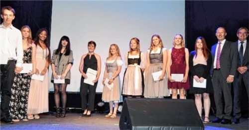 Die Ehrung der Besten, Teil 2 (von links): Julius Weiß, Lucia Huber, Sharifa Ouro-Gbele, Laura Maier, Luisa Schmitt, Franziska Schießl, Eva Niedermeier, Stefanie Frank, Nicole Marold, Rebekka Hiller, Dr. Marko Hunger und Dieter Kannengießer.