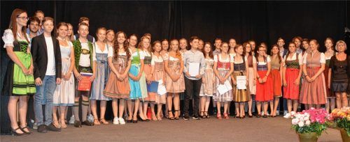 Die Einser-Abiturienten des Karolinen-Gymnasiums mit Schulleiterin Sigrid Rechenauer (rechts).Foto re