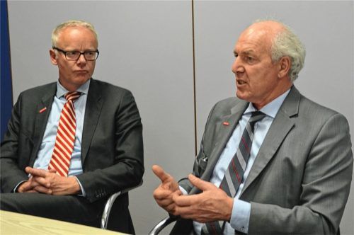 „Die Entscheidung für einen Beruf im Handwerk sollte nicht von der Ausbildungsvergütung abhängen.“ Handwerkskammer-Präsident Franz-Xaver Peteranderl (rechts) machte mit HWK-Hauptgeschäftsführer Dr. Frank Hüpers beim Redaktionsgespräch deutlich, dass für die meisten Azubis das Thema Geld während der Lehre nachrangig sei.Foto . re