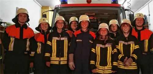 Die erfolgreiche Truppe (von links): Alexander Grossmann, Lisa Blank, Larissa Bolz, Christiane Dirnberger, Sarah Bolz, Annika Bärtschi, Anna Waldleitner, Laura Schnitzlbaumer und Ausbilder Felix Blank. Es fehlt Konrad Kriechbaum.Foto re