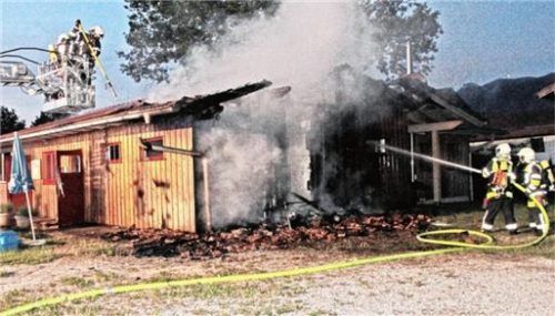 Die Feuerwehren hatten den Brand in Bernau nach einer knappen halben Stunde gelöscht. Foto Reisner