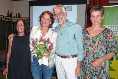 Die frisch gewählte Landratskandidatin der Grünen, Gisela Sengl (Mitte) freut sich zusammen mit Kreisrat Sebastian Heller und den beiden Kreissprecherinnen Helga Mandl (links) und Regina Reiter über die gewonnene Wahl.Foto re