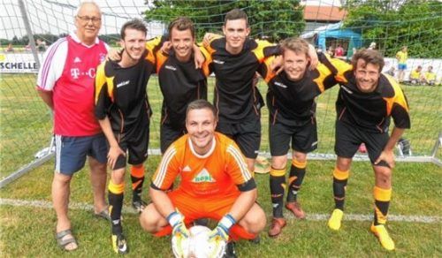 Die „Fuatgeh-Bro`s“ durften sich feiern: Im Finale des Kleinfeldturniers des Bayernfanclubs „Red Power“ besiegten sie das Team des Gastgebers mit 3:0 Toren. Spielleiter Manfred Wishuber (von links), Christian Huber, Johannes Maier, Peter Langschartner, Michael Mittermaier, Georg Adamhuber und Tormann Stefan Wastlhuber (vorne).Foto  FILL