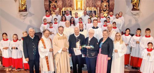 Die gesamte Ministranten-Schar – auch mit zahlreichen ehemaligen Ministranten – reiht sich um Walter und Rosina Genzinger (Mitte). Hinter dem Ehepaar Genzinger Diözesanleiter Edward Kadoch vom Diözesanverband der Mesner (hinter Walter Genzinger) und der neue Aschauer Mesner Lucas Kramer (hinter Rosina Genzinger).Foto h.Reiter