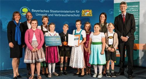 Die Grundschule Söchtenau wurde als „Partnerschule Verbraucherbildung Bayern“ ausgezeichnet: Schulleiterin Marianne Kelnberger (hinten, Dritte von links), Viertklasslehrerin Veronika Holzner (hinten, Zweite von rechts) sowie eine kleine Schülerabordnung nahmen die Auszeichnung von Kultusminister Michael Piazolo (rechts), Umweltminister Thorsten Glauber (Zweiter von links) und der stellvertretenden Landesvorsitzenden des Verbraucher-Service Bayern, Eva Fuchs (links), entgegen.Foto  Milovanovic