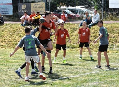 Die Handball-Jugend war mit viel Einsatz bei der Sache. Foto  re