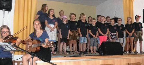 Die Innleiten-Kids kannten kein Lampenfieber. Zusammen mit vielen anderen Sängern und Instrumentalisten gestalteten sie ein buntes Programm für den guten Zweck.Foto  Fill