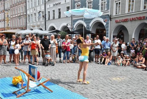 Die israelische Straßenkünstlerin Jay Toor balanciert einen Sonnenschirm.Fotos  Schlecker