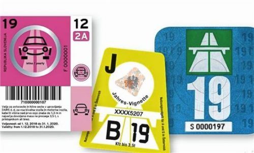 Die Jahresvignetten für Slowenien, Österreich und die Schweiz. Foto Auto-Medienportal.Net/ADAC