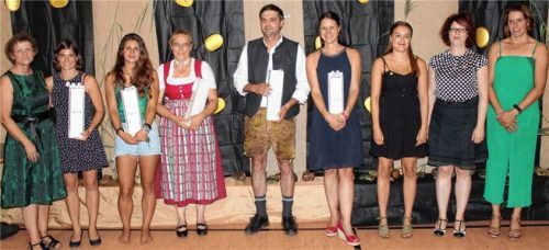 Die Jahrgangsbesten in der Heilerziehungspflege beziehungsweise -hilfe (von links): Christl Mrowczinski, Marie Klug, Pia Bittlinger, Gertraud Stuffer, Anton Loidl, Franziska Meier, Eva Fiedler und Simona Zehentbauer mit Schulleiterin Bernadette Gassner. Foto Zehetmair