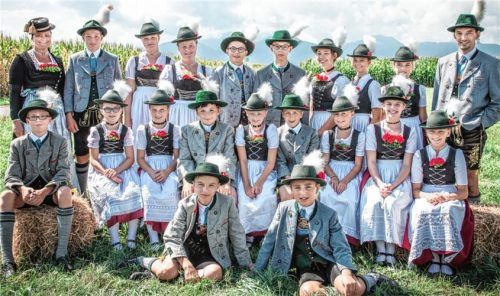 Die Jugendgruppe unter Leitung von Erstem Jugendleiter Klaus Grießer (rechts) rückt anschließend in die aktive Gruppe auf.