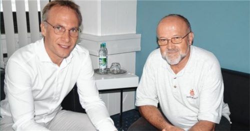 Die Kirchenstiftung Christkönig wird einem Kita-Neubau auf dem Holzkirchen-Gelände nicht im Wege stehen. Darüber informierte Pater Bernhard Stiegler (rechts) am Freitag Bürgermeister Robert Pötzsch im Rathaus.Foto  Grundner