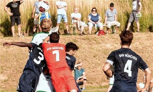 Die Kopfballverlängerung von SG-Spieler Matthias Vital vereitelte Münchens Cakmak (rechts) auf der Linie.Foto Wimmer