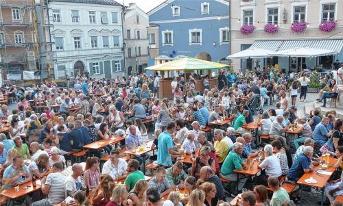 Die Kraiburger Sommernacht am historischen Marktplatz erfreut sich zunehmender Beliebtheit.Fotos  Bachmaier