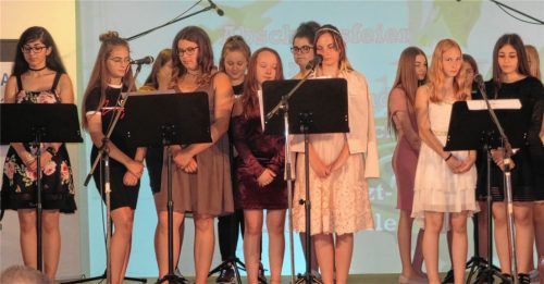 Die Mädchen des Schulchores gestalteten die Abschlussfeier musikalisch mit aktuellen Popsongs. Foto  Rath