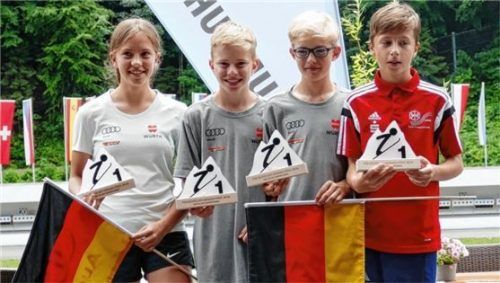Die Mannschaft des Deutschen Skiverbandes gewann mit Katrin Sofie Fischer, Julian Hilmer, Janne Holz und Moritz Terei (von links) das Teamspringen der Klasse S13.Foto Wet