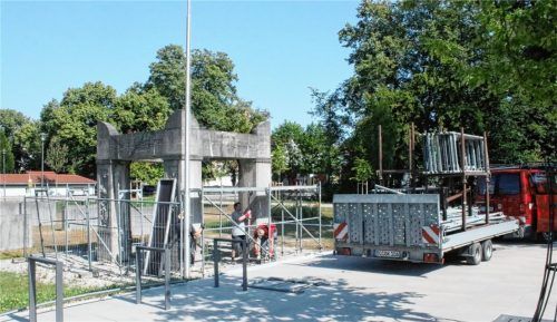 Die Mitarbeiter des Bauhofs bauen schon jetzt das Baugerüst auf, damit ab Dienstag das Denkmal abgebaut und nach München gebracht werden kann. Dort wird es dann saniert und soll bis Mitte Oktober wieder in Kolbermoor aufgebaut werden. Foto Riediger