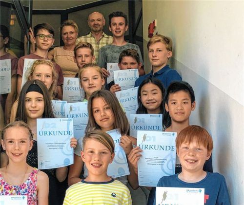 Die Musikschüler, die die Prüfung zur Stimmgabel bestanden haben, mit Schulleiter Franz Burger (im Hintergrund).Fotos  re