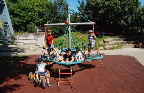 Die Nestschaukel und die Fahrzeuge, die der Kita-Förderverein für die Kinder der Familienbrücke St. Severin angeschafft hat, sind schon in Gebrauch. Foto  Leder