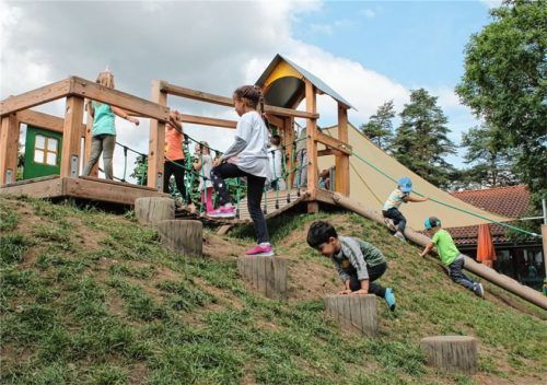 Die neue Spielanlage für die Kinder des St. Franziskus Kindergartens sehr zur Freude der Kinder.